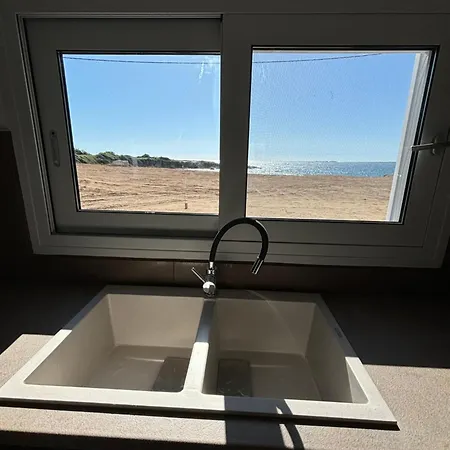 White Three Bedroom Μηνιά