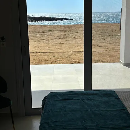 White Three Bedroom Μηνιά