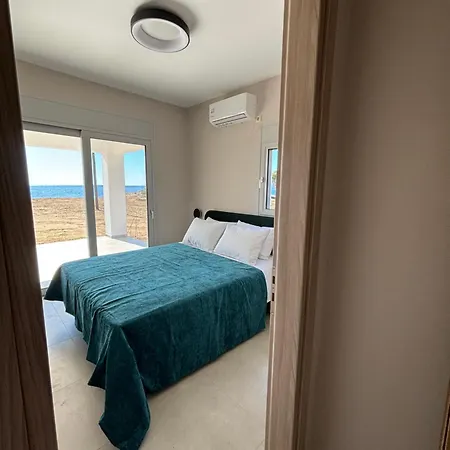 White Three Bedroom Μηνιά