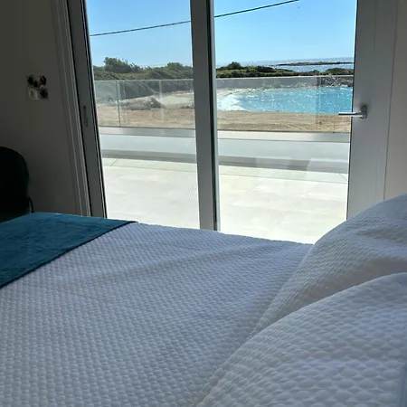 White Three Bedroom Μηνιά