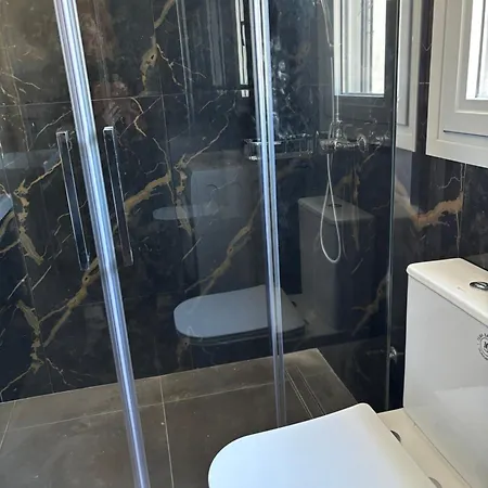 White Three Bedroom Μηνιά