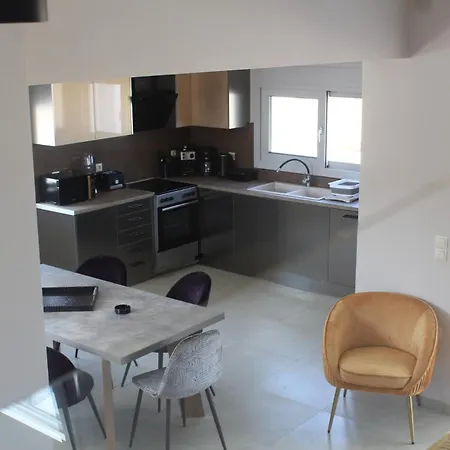 White Three Bedroom Μηνιά
