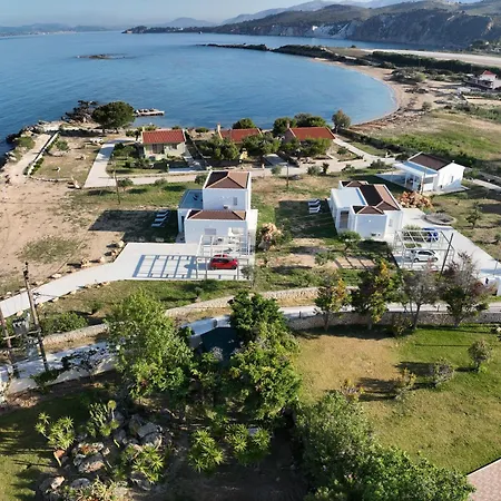 White Three Bedroom Μηνιά
