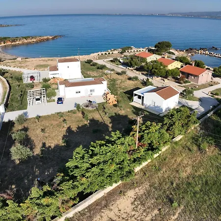 White Three Bedroom * Μηνιά