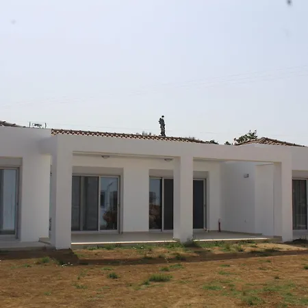 Вилла White Three Bedroom Миния