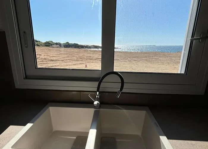 White Three Bedroom Μηνιά