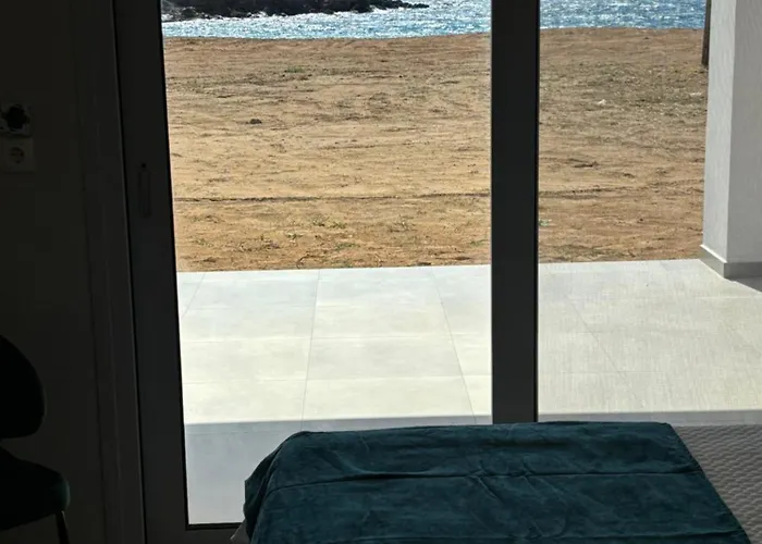 White Three Bedroom Μηνιά