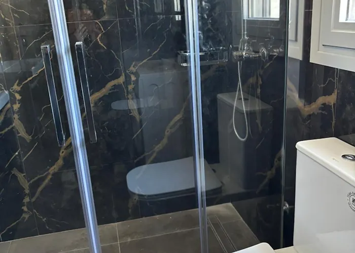 White Three Bedroom Μηνιά