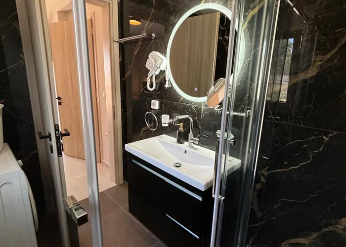 White Three Bedroom Μηνιά